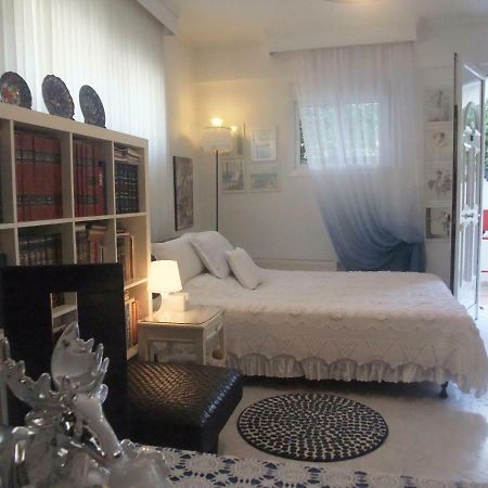 A Majestic Elegant House With A Garden Apartman Peraía Kültér fotó